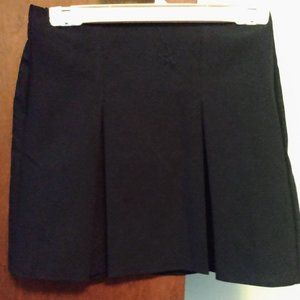Short black skirt with with pleating